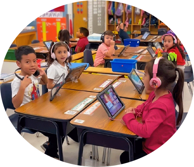 Estudiantes usando Lee Lee